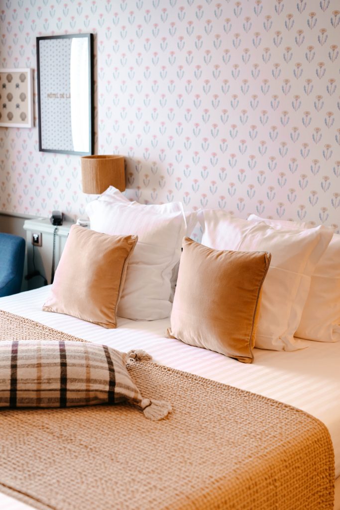 lit double avec décoration cosy de notre hôtel en bord de mer Finistère