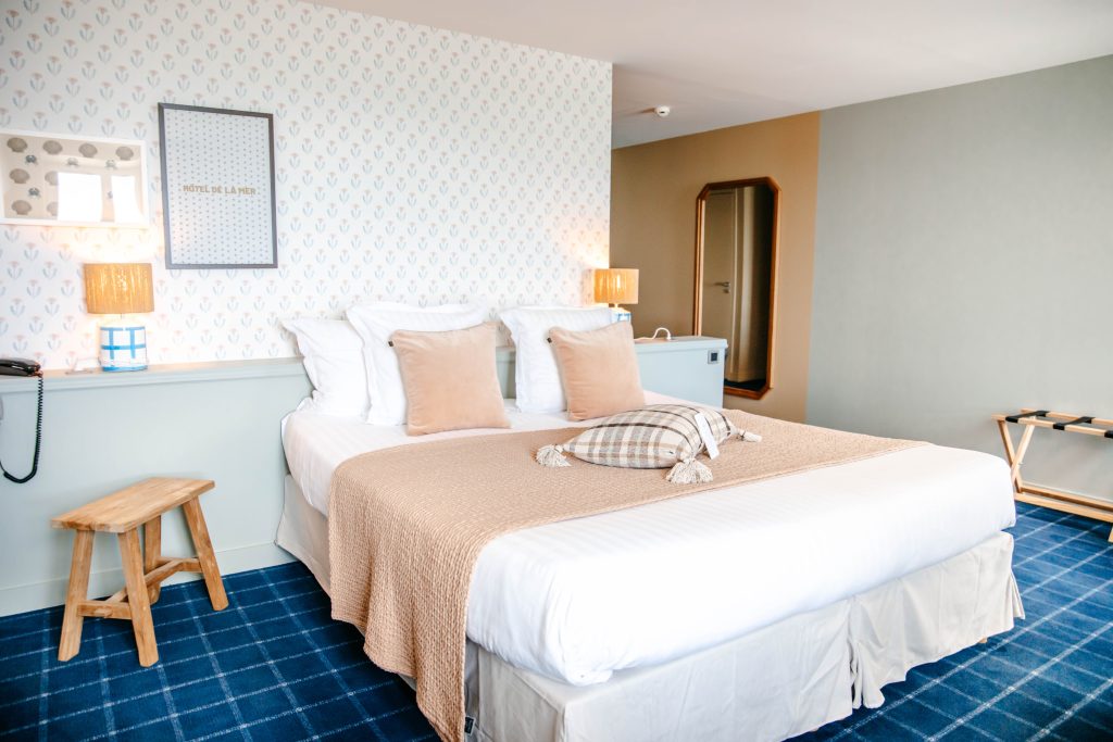 Chambre à l'ambiance bleutée et rosée, Deluxe et illuminée de notre hôtel de la mer à brignogan