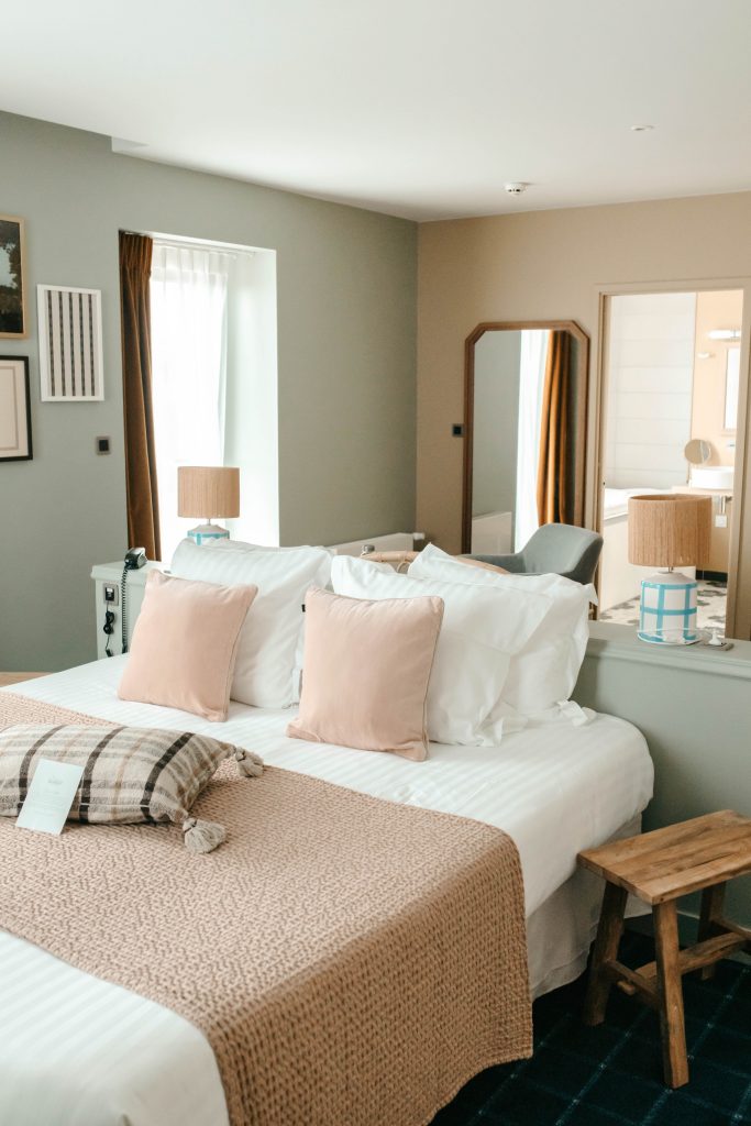 Zimmer mit cremefarbenen und weißen Bettwäsche-Sets, geräumige und elegante Juniorsuite in Brignogan in unserem Hotel am Meer