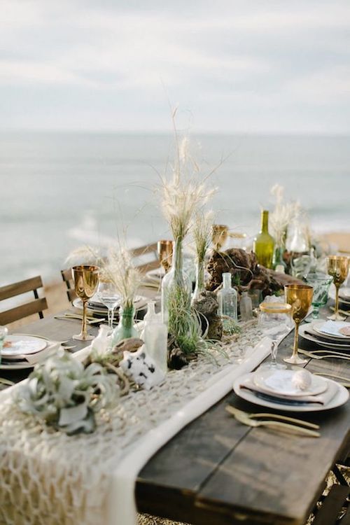 Table en terrasse dressée pour un mariage, donnant sur le bord de mer de la Bretagne