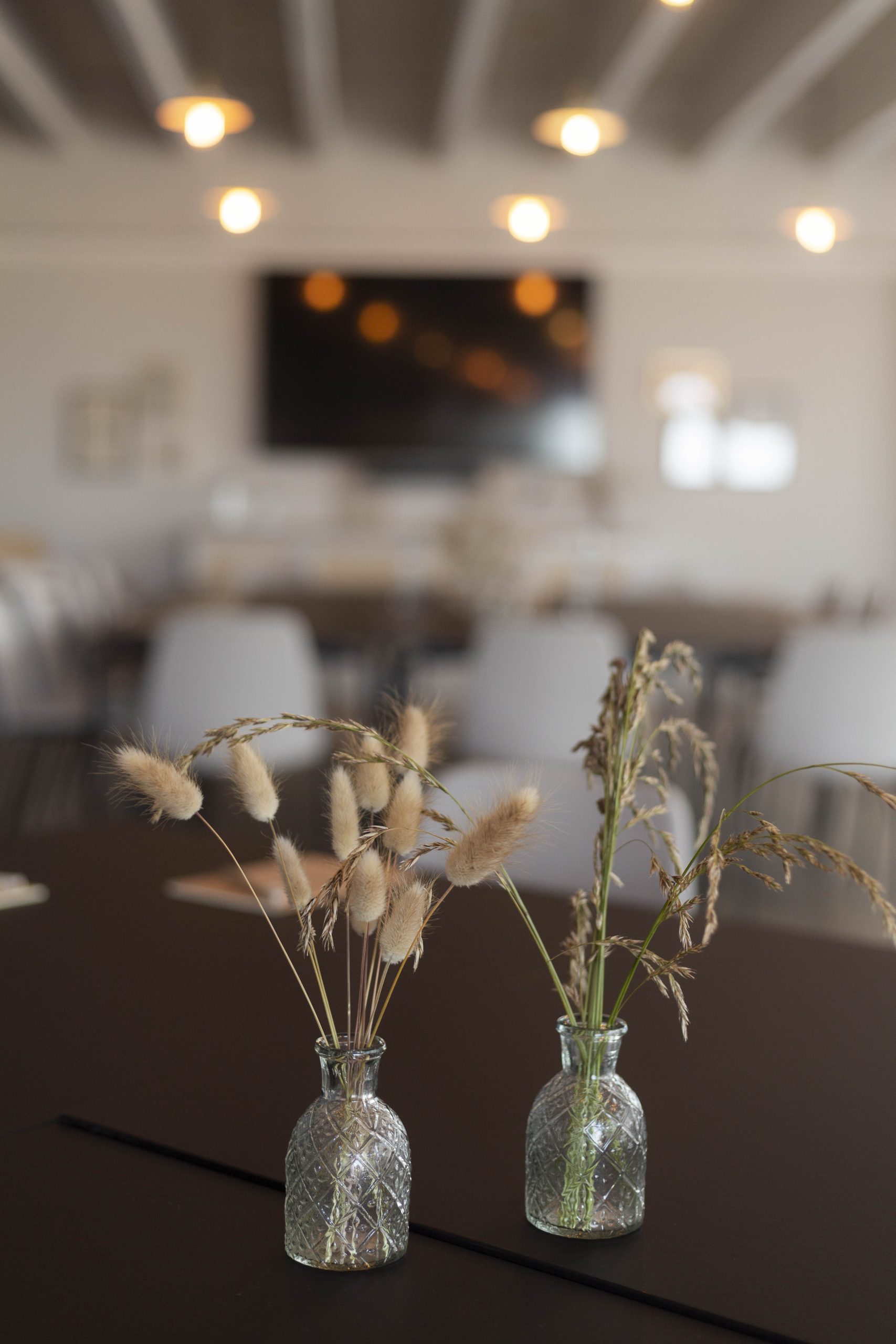 Bouquet sur une table de notre restaurant adaptable pour les séminaires dans le Finistère