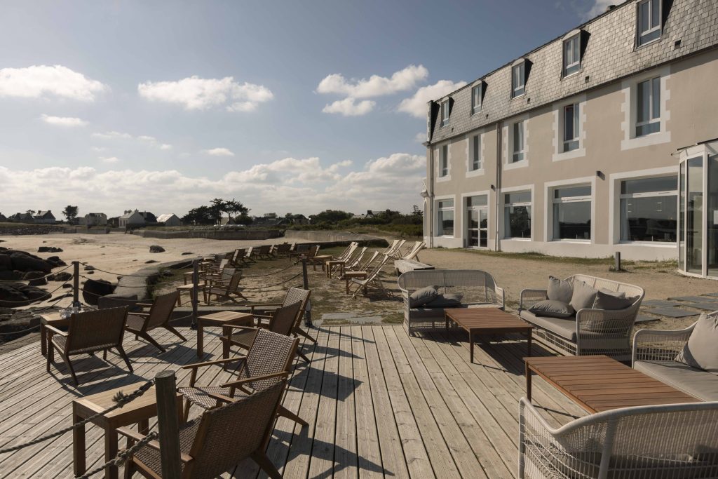 Terrasse mit den Füßen im Sand für ein Gruppenseminar im Finistère